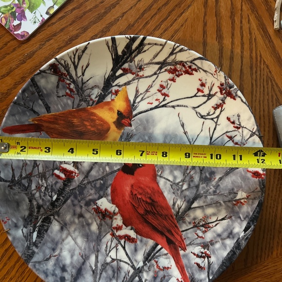 Ceramic plate featuring two winter cardinals - Picture 7 of 7
